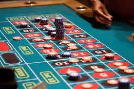 Roulette wheel spinning with betting closed indicator